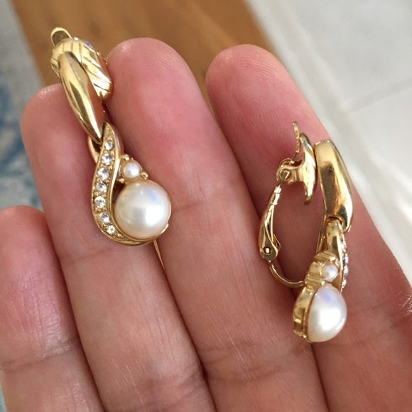 Trifari simulant pearl & diamond plated earrings - Picture 3 of 6